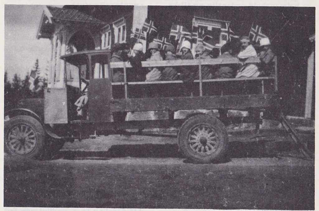 Skolebarnskyss anno 1930. Elever ved Holseter skole på vei til Eidskog kirke, Matrand, en fin-fin 17. mai-dag. "Bussen" tilhører Martin Melbye.